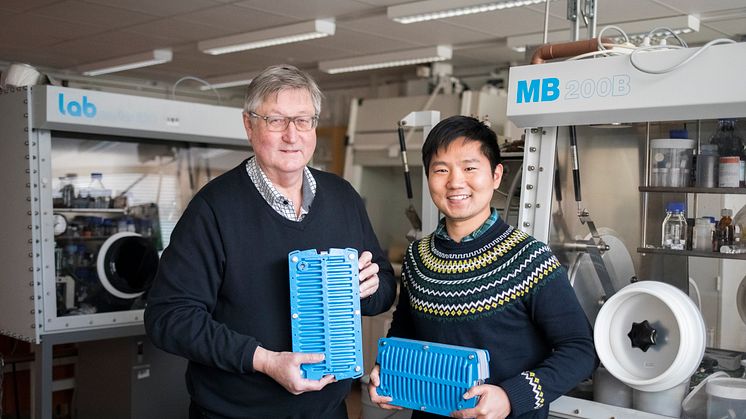 Professor Dag Noréus och doktor Yang Shen med de nya batterierna. Foto Niklas Björling / Stockholms universitet