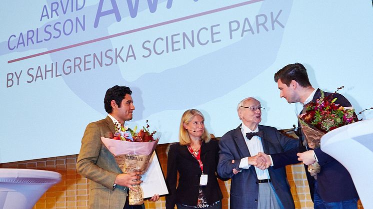 Vinnarna tar emot sitt pris. Från vänster: Hector Martinez, CTO CELLINK, Marianne Dicander Alexanderson, styreseordförande i Sahlgrenska Science Park, nobelpristagare Arvid Carlsson och Erik Gatenholm, VD CELLINK. Foto: Anna Hult