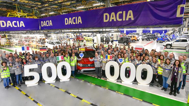 Fabriksteamet som byggt 500 000 Dacia i Mioveni, Rumänien.