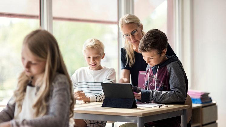 Var tredje lärare låter eleverna arbeta helt ensamma hela lektionen