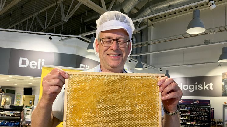 Biodlare Gösta Cedergren slungade honung direkt ner i burken. Foto: Anna Lind Lewin.