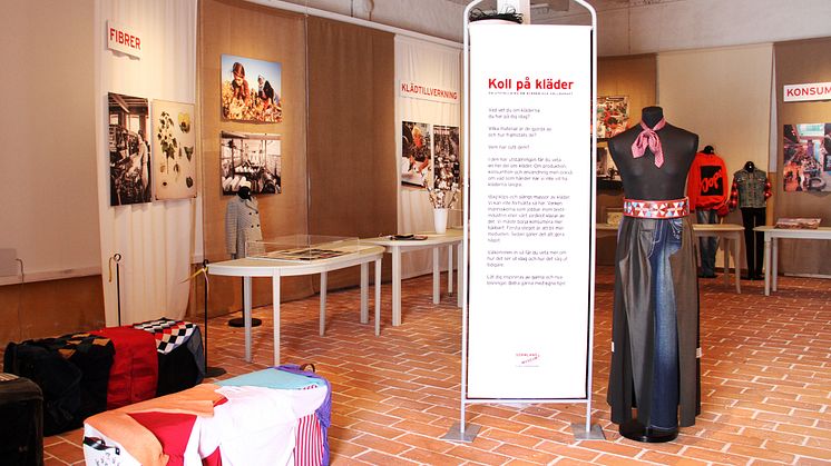 Foto från utställningen Koll på kläder då den stod på Nynäs slott, sommaren 2016.