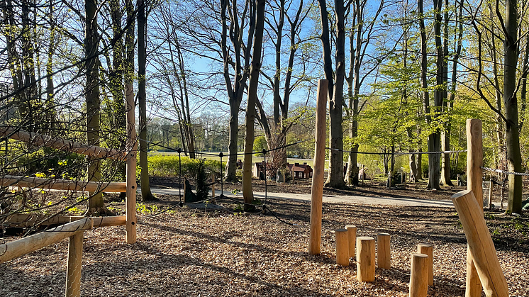 Vy över hinderbanan på den nya lekplatsen i Segeparken. 