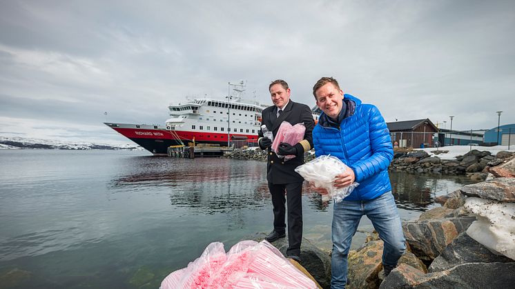 CUTS PLASTIC: One million plastic straws a year are among the single use plastic items that will be removed from all Hurtigruten ships. CEO Daniel Skjeldam and Hotel Manager Kristian Skar. Foto: ØRJAN BERTELSEN/Hurtigruten