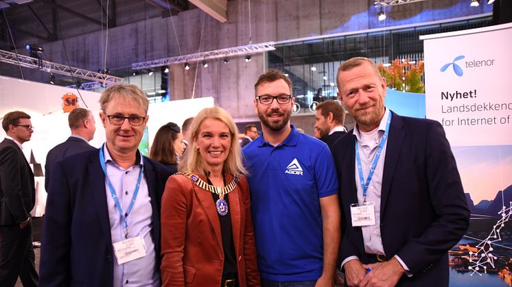 Dekningsdirektør Bjørn Amundsen, Stavangers ordfører Christine Sagen Helgø, Ande Skoog Bondevik fra Agdir og Ove Fredheim, leder av Telenors bedriftsdivisjon under åpningen av IoT-nettet. Foto: Martin Fjellanger.