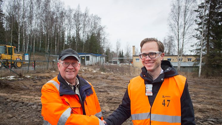  Lars-Göran Rohlén, Orica, och Johan Lagerqvist, Pemco Energi, på platsen där den nya pellettspannan ska stå klar i september. Foto: Dan Lindberg