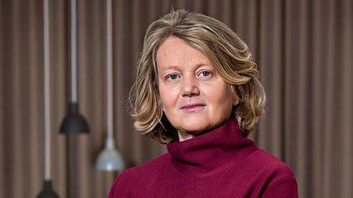 Kulturförvaltningens chef vid Stockholms läns landsting, Eva Bergquist. Foto: Anna Molander. Syntolkning: Porträttbild på Eva. 