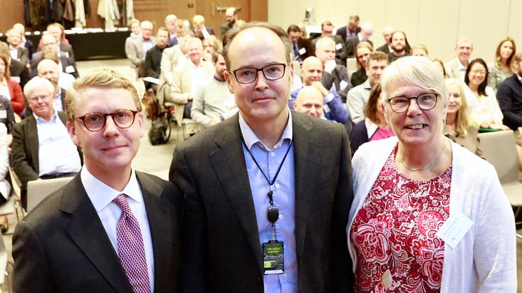 En Bättre Sits på Arlanda. Kristoffer Tamsons (M), trafikregionråd Stockholm och ordförande Mälardalsrådet, Jonas Abrahamsson, VD Swedavia och Monica Johansson (S), regionstyrelsens ordförande Region Sörmland. Foto: Per Groth, Mälardalsrådet.