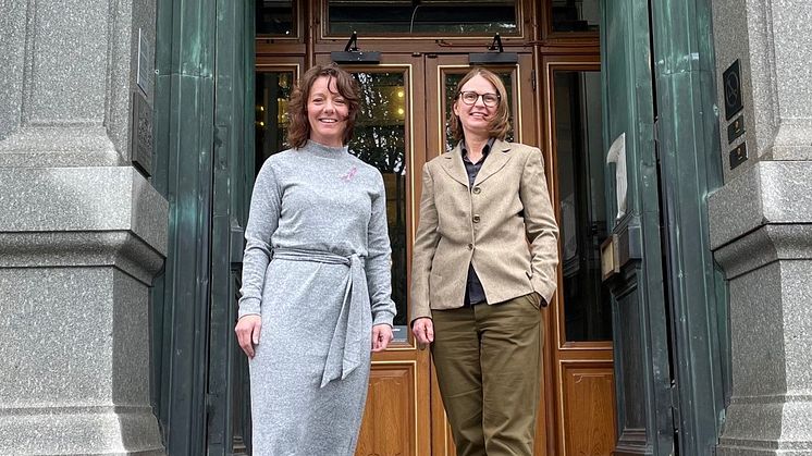 Matilda Ernkrans, minister för högre utbildning och forskning, tillsammans med riksbibliotekarie Karin Grönvall på Kungliga biblioteket. Foto: KB/Jo Barker