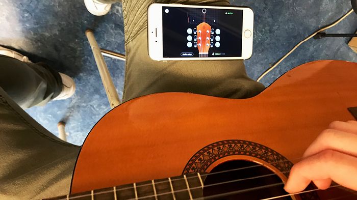 Gitarrstämning med hjälp av app - musiklektion på Furulunds skola. Bild: Jeanette Borg