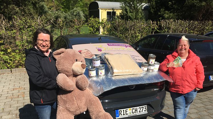 Kerstin Stadler vom Kinderhospiz Bärenherz und Christine Jentzsch präsentieren stolz die Spenden aus Riesa