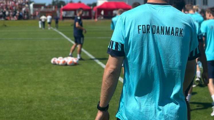 Danmarks bedste fodboldbane: Marienlyst Strandhotel indvier den nye fodboldbane med Herrelandsholdet