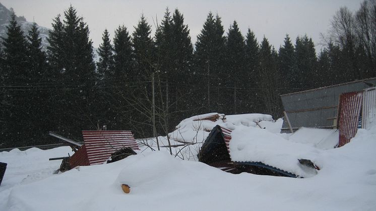 Lager og drifstsbygning med for mye snø på taket