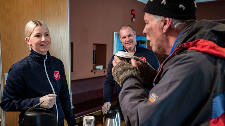 Frälsningsarmén fortsätter dela ut mackor, kaffe och middagar till behövande. Kampanjbild. Foto: Jonas Nimmersjö