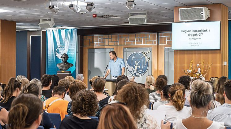 Scientology-kyrkan i Ungern arrangerade en välbesökt konferens på Internationella dagen mot drogmissbruk