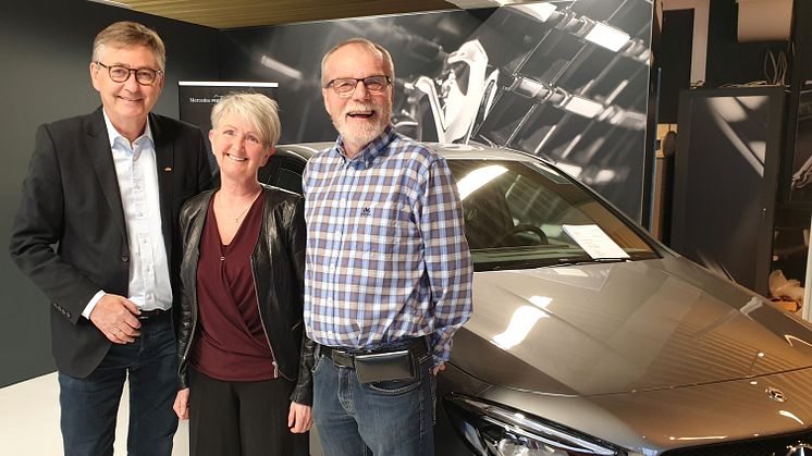 Mosjøen og Mo i Rana: Konsernleder Thor Allan Nordvik fra Nordvik Gruppen og Daglig leder Judy Karine Pedersen med Eier Steffen Nervik fra Kåre Nervik Bilforretning AS og Hemnes Bil AS. Foto: Nordvik Gruppen.