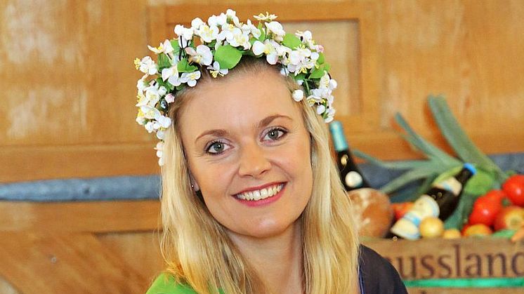 Die 20. Sächsische Blütenkönigin Janett Schnabel präsentiert Äpfel vom Obstland Dürrweitzschen