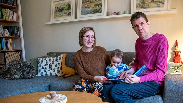 Beatrice, Karl-Fredrik och dottern Lonicera Ahlmark trivs jättebra i sitt nybyggda radhus i Bergsjön.