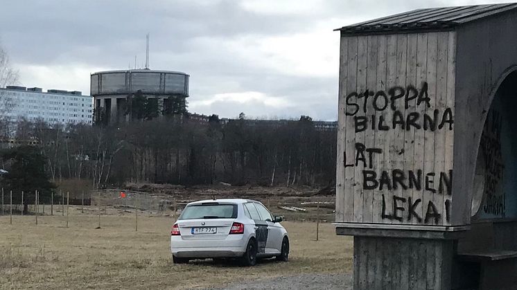 Stockholms stad har börjat bygget av en drive in-begravningsplats med 3 kilometer bilväg i populära aktivitetsparken Järva DiscGolfPark. Kostnaden för bevakning av byggstängslet hålls hemlig.