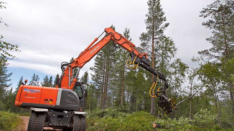 Hitachi hjulgrävare med röjningsaggregat