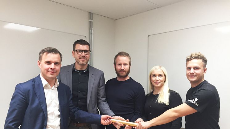 Fr vänster: Jimmy Abrahamsson och Jerker Jakobsson från Conex Engineering, Ola Magnussson, Madeleine Lundmark och David Lidström från Lindbäcks bygg.