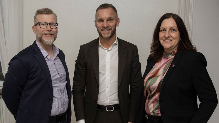 Högskolan i Skövdes docent i informationsteknologi Marcus Nohlberg, civilminister Erik Slottner och Högskolans rektor Muriel Beser Hugosson.