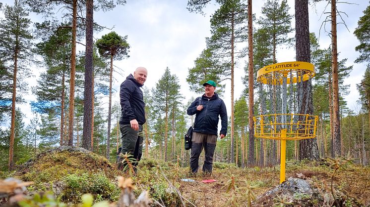 Discgolfbanan i Lycksele. I bild Joakim Häggmark och Marino Carlsson. Foto: Camilla Lindqvist, GoL