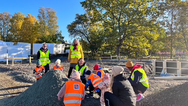 Barn och pedagoger från Amiralen och Fregatten på Zakrisdals förskola var med och tog ett första spadtag tillsammans med Monika Bubholz (MP) och Lina Larhult (S).