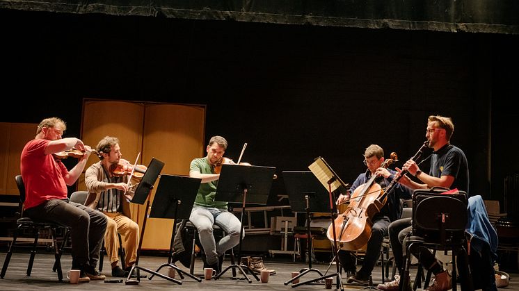 Camerata Nordica Chamber Ensemble och klarinettisten Emil Jonason under en repetition inför konsertserien i södra Sverige.