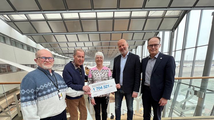 Swedish Red Cross's Jan-Olov Ström, Thomas Hansson and Monica Nordström together with Patrik Nygren-Bonnier, communications and fundraising manager, receive the check from Jonas Abrahamsson, Swedavia's President and CEO. Photo: Swedavia