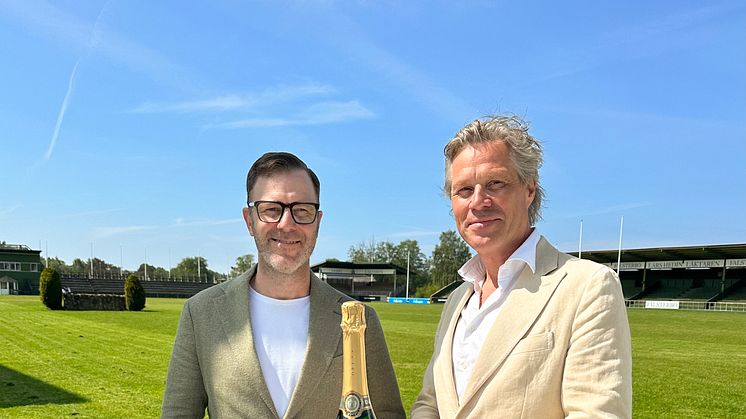 Champagne Deutz blir Officiell Partner till Falsterbo Horse Show 2024. Till vänster Johan Ahlbin, Catering Manager Falsterbo Horse Show, till höger  Mårten Boreson, VD Swedish Brand.