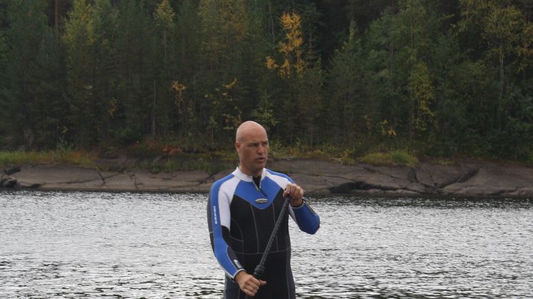 STÅENDE PADDLING I MYTOMSPUNNA VATTEN