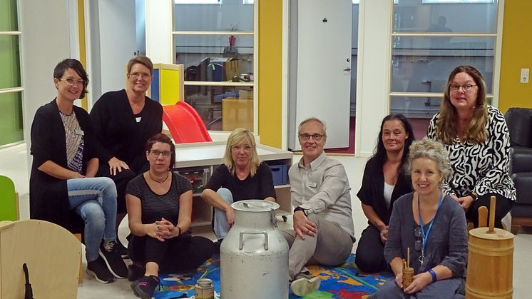 Personalen på nya centrumförskolan tillsammans med den historiska mjölkkannan och smörkärnan: Anna Andréason, Mari Graad,  Sofia Åberg, Kia Karlsson, Thomas Masseck, Jessica Johansson, Julianna Várnai, Maria Thorsell. Foto: Samer Abo-Hamda