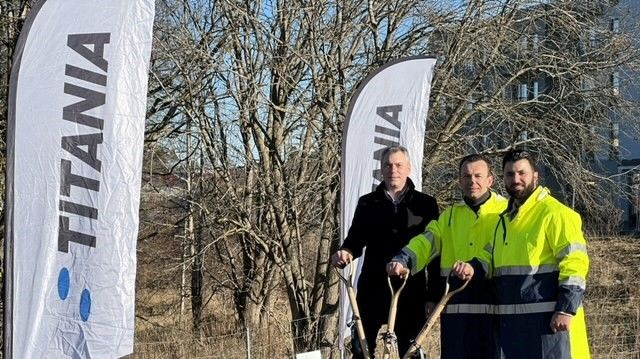 Johan Algernon, Kommunalråd (M) och ordförande i Täby kommuns stadsbyggnadsnämnd, Wojciech Wondell, Projektchef på Titania, Nikan Ghahremani, Vice VD på Titania.