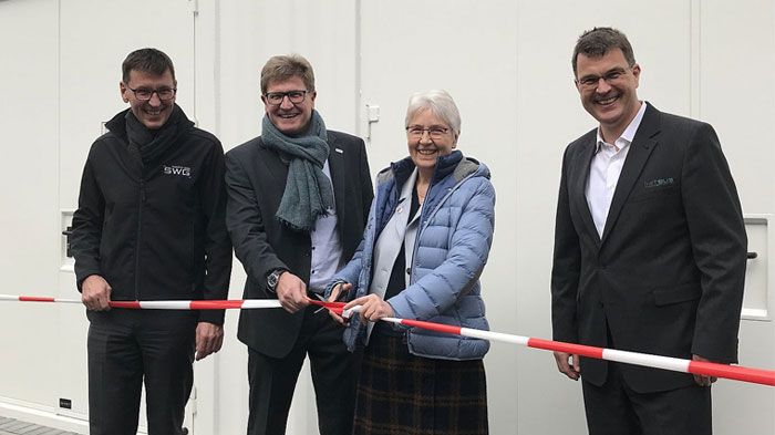 Stadträtin Gerda Weigel-Greilich nimmt die erweiterte Erdgastankstelle zusammen mit den SWG-Vorständen Jens Schmidt (links) und Matthias Funk (2. v.l.) sowie MIT.BUS-Geschäftsführer Mathias Carl offiziell in Betrieb. (Bild: SWG AG)