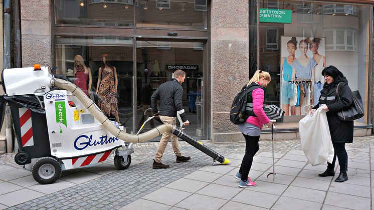 Butiksmedarbetare städar Södra Förstadsgatan