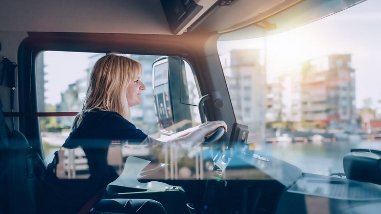 Sedan sommaren förra året har åkeriet ÖGS testat applikationen ISA som synkar mot databaser över våra vägar och dess hastigheter (det här är en genrebild, kvinnan på bilden har inget med artikeln att göra). Foto: DB Schenker