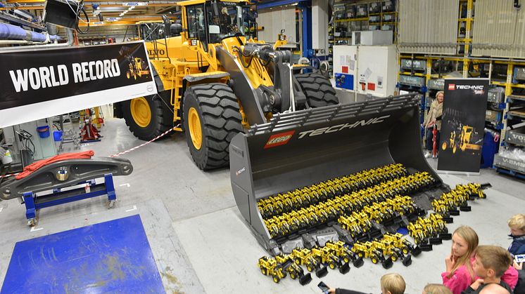 61 stycken LEGO® Technic Volvo L350F hjullstare slår världsrekord i Arvika