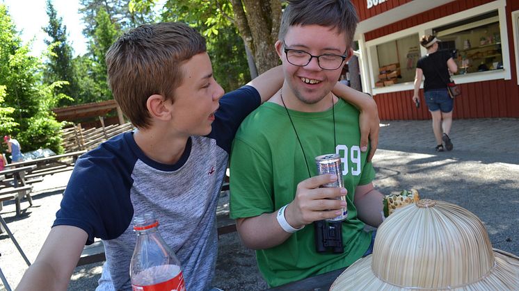 Martin fikar med sin kusin Samuel. Foto Hedvig Anckarman