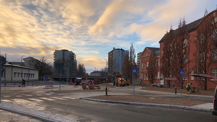 De sista arbetena pågår på Klaraborgsgatan inför att trafiken släpps på under onsdagsmorgonen.