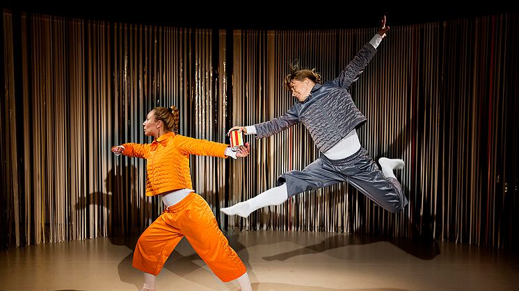 Foto: Jonas Jörneberg Syntolkning: Två dansare i språng över scengolv