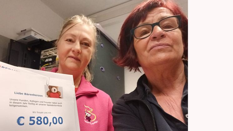 Elvira Wegner vom Kinderhospiz und Carola Gerhard vom Berner Profi Point Leipzig präsentieren stolz den Spendenbetrag 