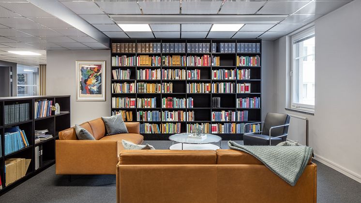Wåhlin advokatkontor. Biblioteket har fått specialritade och platsbyggda fasta möbler. Foto: Kalle Sanner