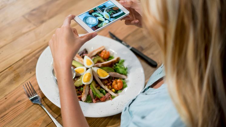 Hver tredje kvinde deler madbilleder på sociale medier