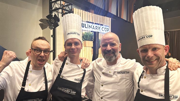 Gustav Pauli, kockelev och Anders Johansson, tävlingskock (t.h.), tillsammans med Johan Edvardsson (t.v.) och Krister Dahl (mitten) från Compass Culinary Team.