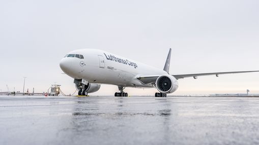 Lufthansa Cargo begrüßt fabrikneue Boeing 777F in Frankfurt 