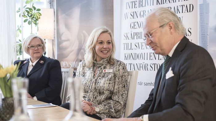 Kommendör Eva Kleman, Kompassrotstipendiaten Madeleine Sundell från Frälsningsarmén och H.M.Konungen