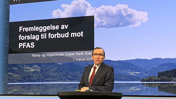 Klima- og miljøminister Espen Barth Eide takket blant annet alle forskerne som har bidratt til å fremskaffe kunnskapsgrunnlaget som forslaget om å forby PFAS i hele Europa bygger på.