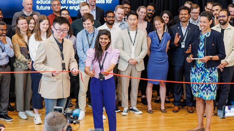 Gaole Qian and Surabhi Gupta - begge forskere på Morrow Research Center klipper den røde båndet