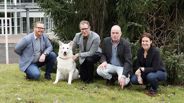 Mikael Ström, mässansvarig Elmia Hund, Lita, vit herdehund, Agne Bengtsson, vd Elmia, Peter Rimsby, projektledare Svenska Brukshundklubben, och Anna-Karin Zinnerfors, affärsområdeschef Elmia.